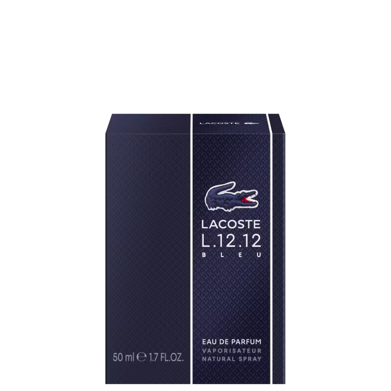 Frasco de perfume Lacoste de cor azul escuro, com textura de couro e logotipo da marca em destaque. Embalagem elegante e minimalista, com tampa preta.