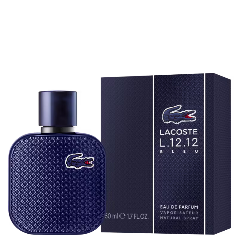 Frasco de perfume Lacoste de cor azul escuro, com textura de couro e logotipo da marca em destaque. Embalagem elegante e minimalista, com tampa preta.