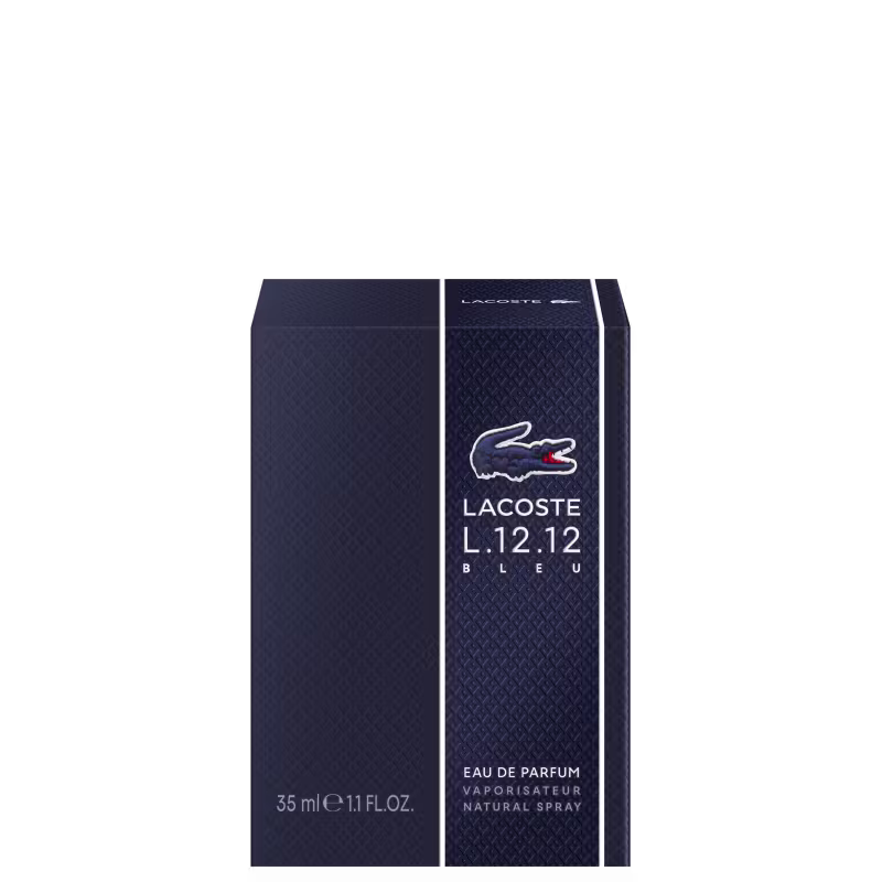 Frasco de perfume Lacoste de cor azul escuro, com textura de grade e logotipo da marca em destaque. Embalagem cilíndrica com tampa preta, apresentando design elegante e sofisticado.