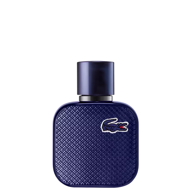 Frasco de perfume Lacoste de cor azul escuro, com textura de grade e logotipo da marca em destaque. Embalagem cilíndrica com tampa preta, apresentando design elegante e sofisticado.
