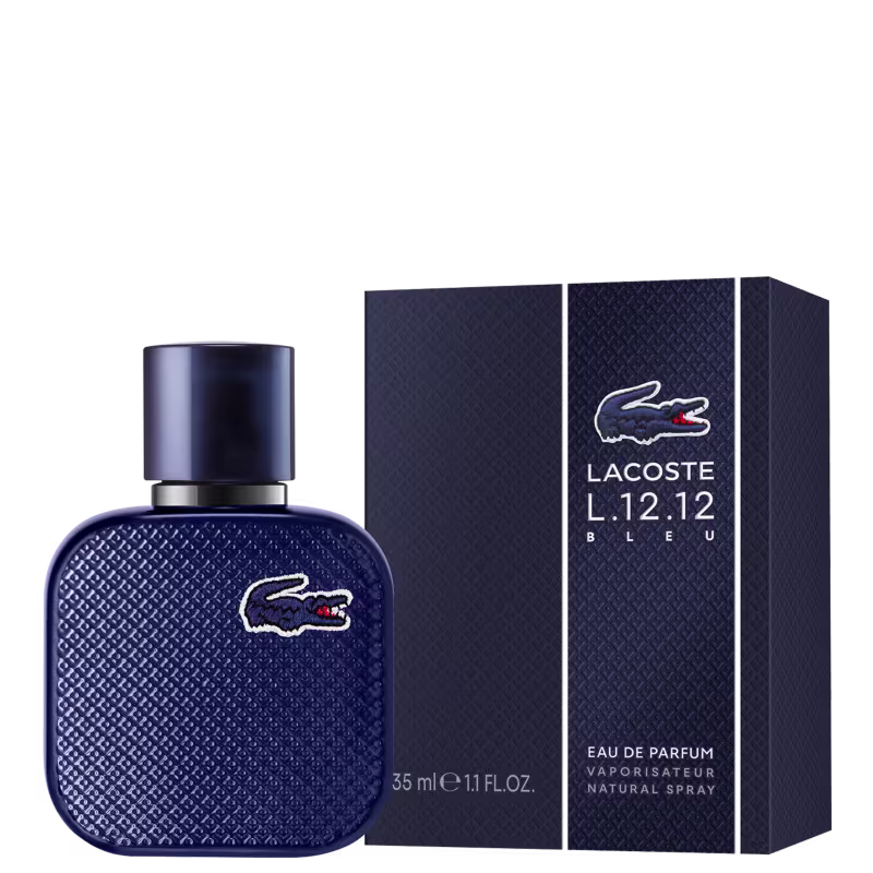 Frasco de perfume Lacoste de cor azul escuro, com textura de grade e logotipo da marca em destaque. Embalagem cilíndrica com tampa preta, apresentando design elegante e sofisticado.
