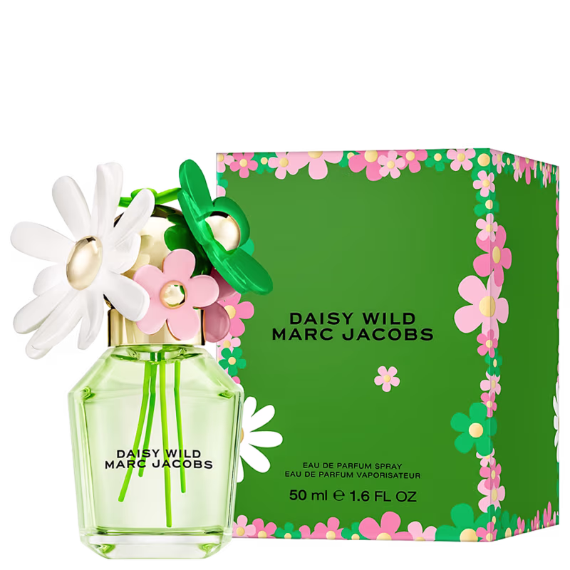 Frasco de perfume Daisy Wild da marca Marc Jacobs, com embalagem verde e flores rosa e brancas, contendo 50 ml de eau de parfum.