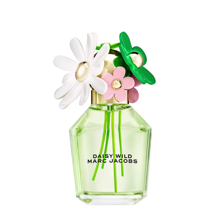 Frasco de perfume verde com flores brancas e rosas decorativas, rótulo com o nome "Daisy Wild Marc Jacobs" em fundo preto. Embalagem de vidro com tampa verde em formato de flor.
