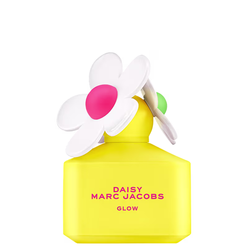 Frasco de perfume amarelo da linha Daisy Marc Jacobs Glow, com tampa em formato de flor branca e rosa. Embalagem simples e minimalista, com o nome da marca e do produto destacados.