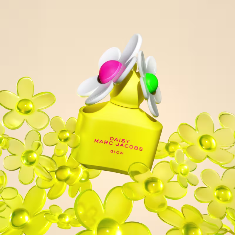 Frasco de perfume Daisy Marc Jacobs Glow, em embalagem amarela com flores estampadas, edição limitada, com 50 ml de eau de toilette.