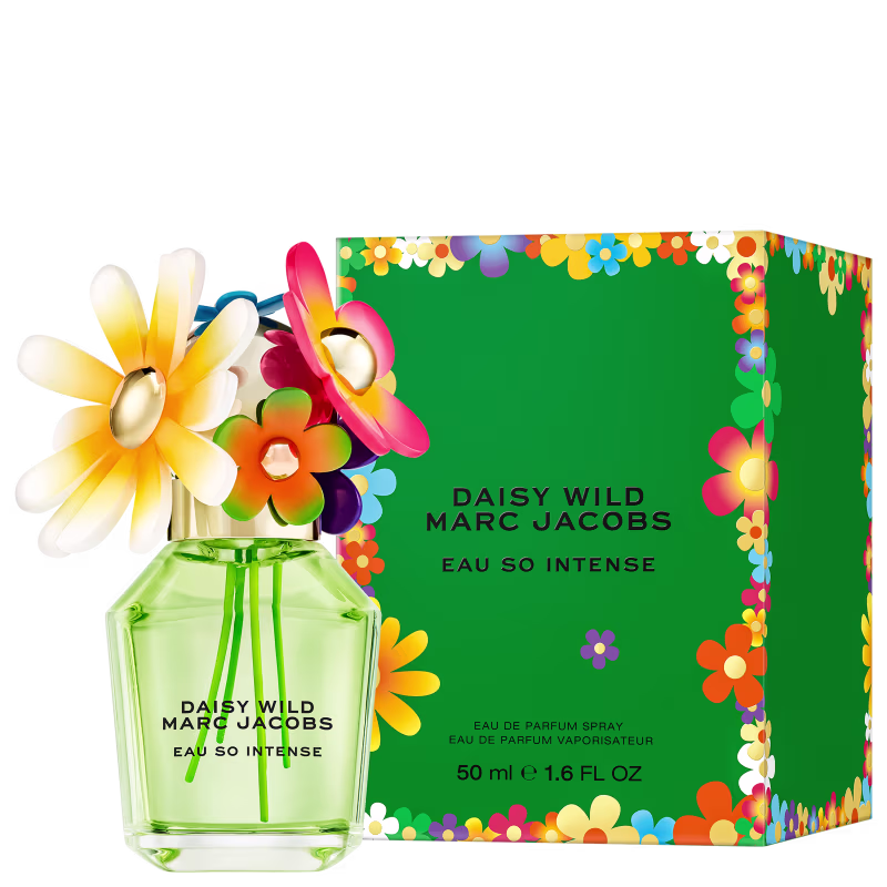 Frasco de perfume Daisy Wild Marc Jacobs Eau So Intense, com 50 ml, em embalagem verde com flores coloridas e texto em preto. Produto da linha Daisy Wild da marca Marc Jacobs.