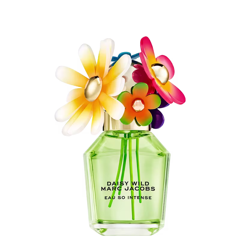 Frasco de perfume verde da marca Marc Jacobs, com tampa decorada com flores coloridas em tons de amarelo, laranja e rosa. Rótulo com o nome "Daisy Wild" e a descrição "Eau so intense".