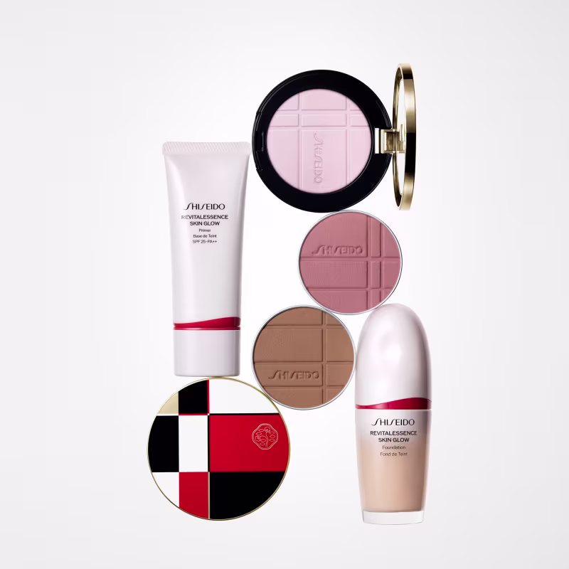 Conjunto de produtos de maquiagem da marca Shiseido, incluindo base, pó compacto, blush e iluminador em embalagens de diferentes formatos e cores predominantes branco, rosa e marrom.