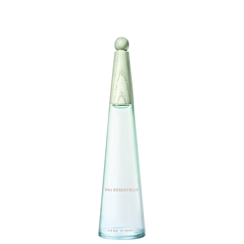 Frasco de item de perfumaria em formato cônico, com tampa arredondada, em vidro transparente com tonalidade esverdeada, exibindo rótulo com texto "EAU ESSENTIELLE L'EAU D'ISSEY".