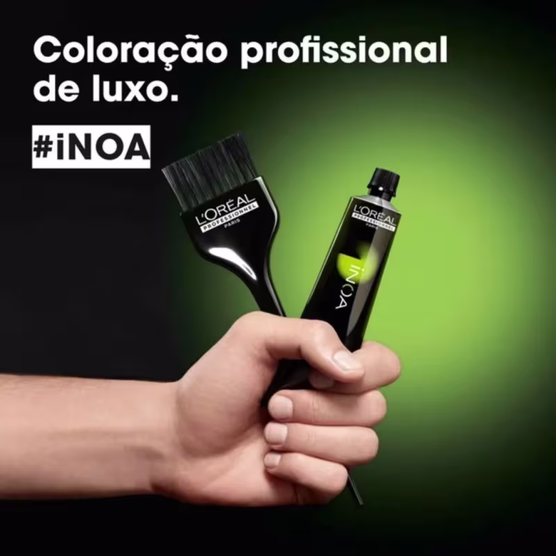 A imagem mostra uma mão segurando um tubo da tinta e um pincel de aplicação.  A imagem também exibe o texto "Coloração profissional de luxo" e a hashtag "#inoa"