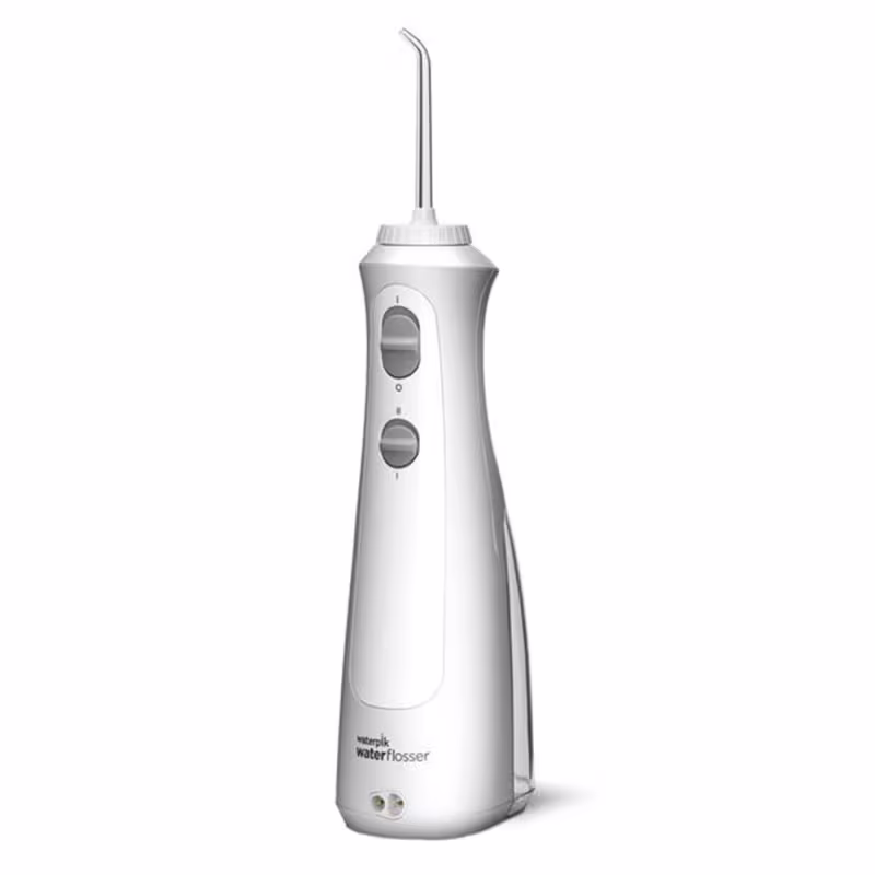Aparelho Waterpik de irrigação oral, com corpo branco e prata, botões de controle e bico de metal. Possui design compacto e ergonômico, ideal para higiene bucal.
