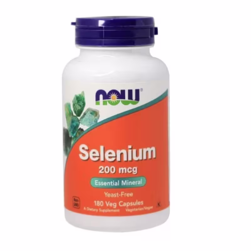 Este é um suplemento alimentar de selênio da marca Now Foods. O produto vem em uma embalagem plástica branca com tampa roxa. O rótulo laranja destaca "Selenium 200 mcg". O logotipo da Now Foods e uma imagem de folhas verdes estão presentes no rótulo.