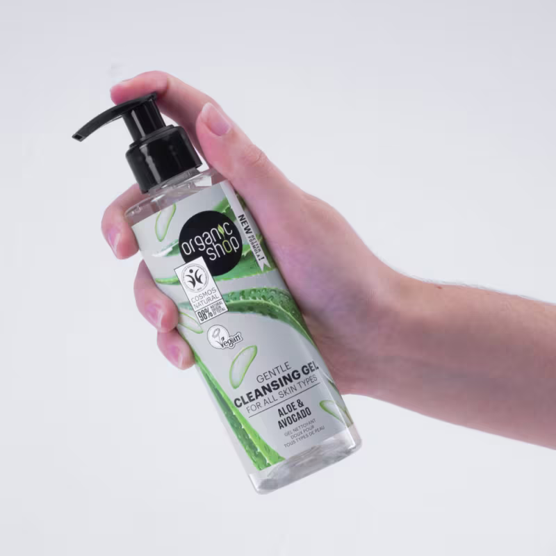 A imagem mostra uma mão segurando o gel de limpeza.