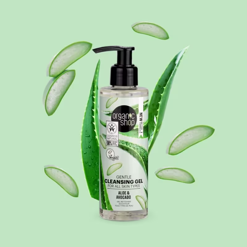 A imagem mostra o gel de limpeza e gotas e folhas de babosa ao redor.