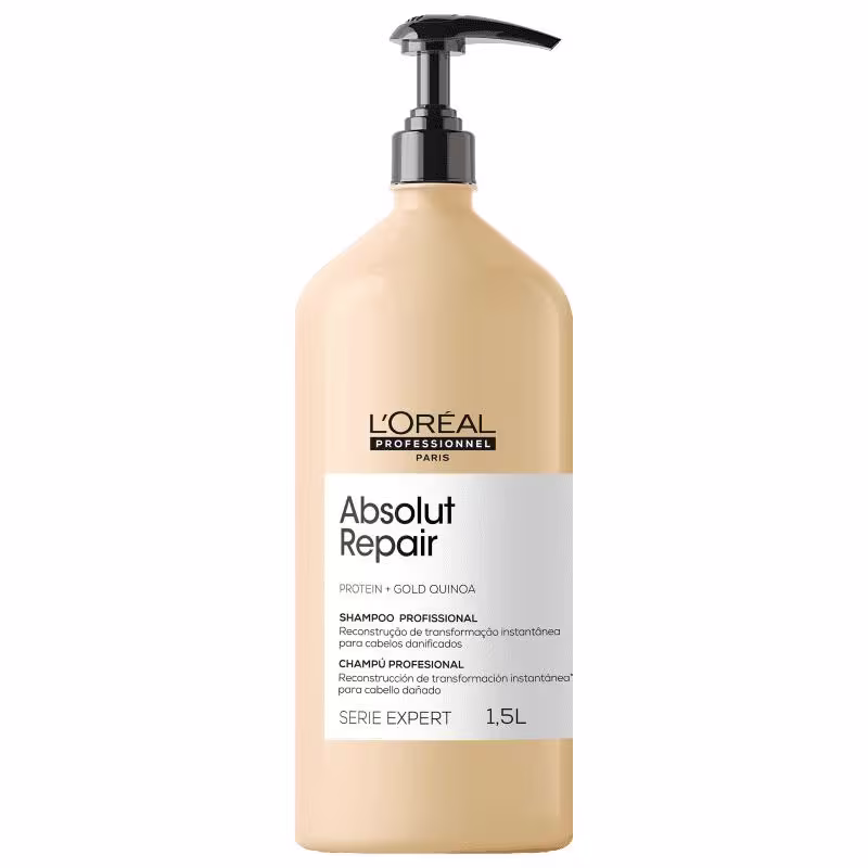 É um shampoo profissional da linha L'Oréal Professionnel Serie Expert. A embalagem é uma garrafa plástica grande de 1,5 litros na cor bege claro. O frasco tem um dosador preto na parte superior.