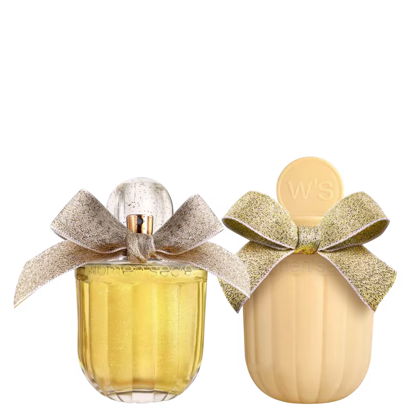 A imagem mostra um frasco de perfume retangular de vidro âmbar com um laço decorativo dourado e prateado na parte superior. O outro é um frasco de perfume arredondado na cor bege claro com um laço decorativo dourado.