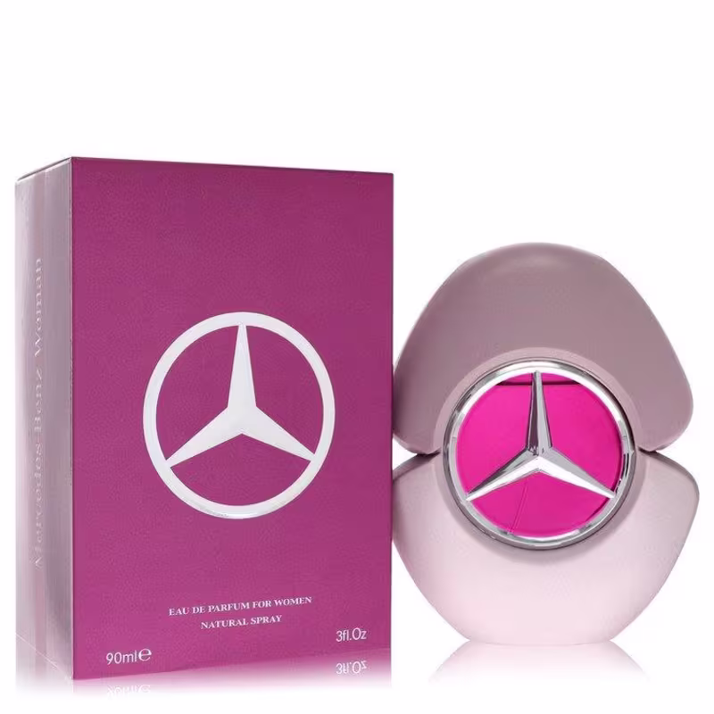 Frasco de perfume Mercedes-Benz para mulheres, com embalagem rosa e branca, contendo 90ml de produto. O frasco possui formato arredondado e o logotipo da marca é destacado na embalagem.