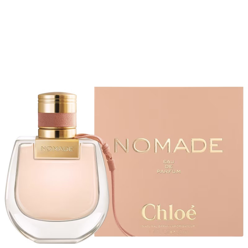 Perfume Nomade da marca Chloé. Frasco de vidro transparente com tampa dourada. Embalagem externa retangular na cor pêssex com o nome "Nomade" e "Chloé" em letras douradas. Eau de Parfum de 50ml indicado na embalagem.