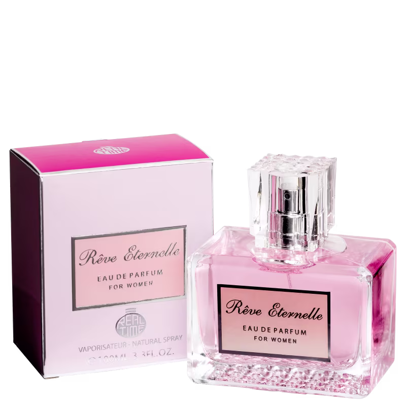 Perfume feminino em frasco cúbico de vidro transparente rosado. O frasco tem uma tampa cromada cilíndrica. Rótulo preto com o nome "Rêve Eternelle Eau de Parfum for Women" na parte frontal do frasco.