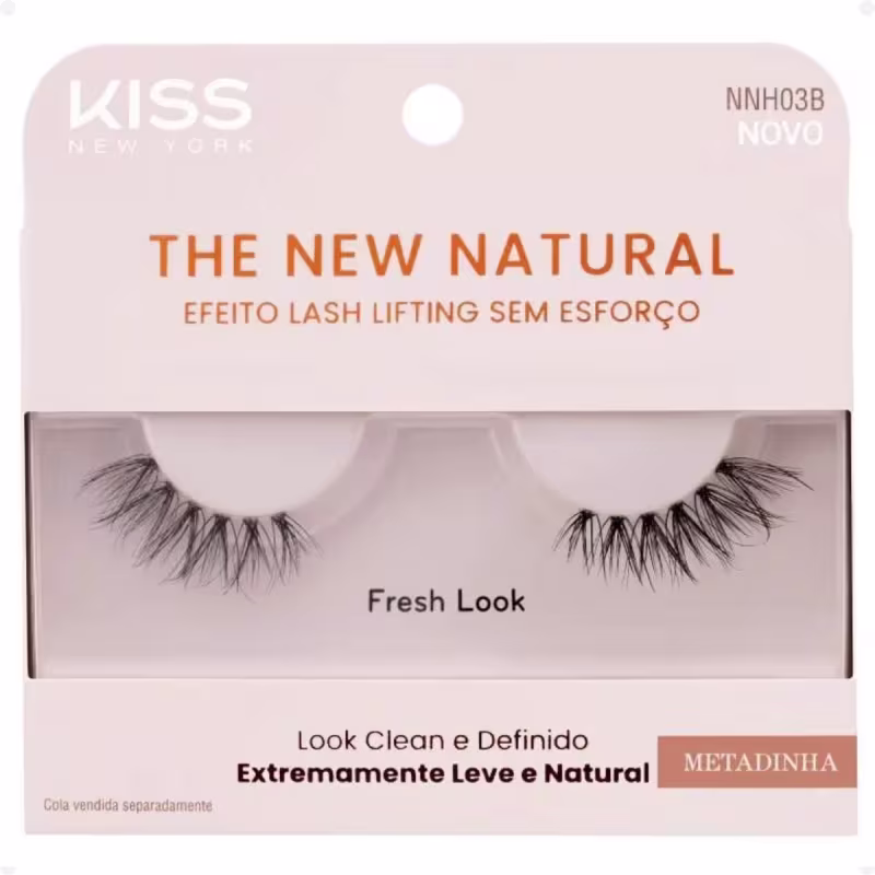 A imagem mostra os cílios postiços em um estojo plástico claro. O estojo tem uma cor nude claro e exibe um par de cílios postiços pretos.