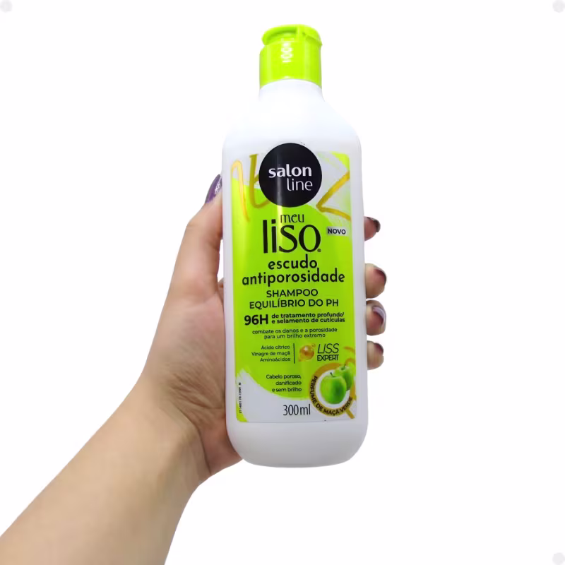 Mão feminina exibe o produto