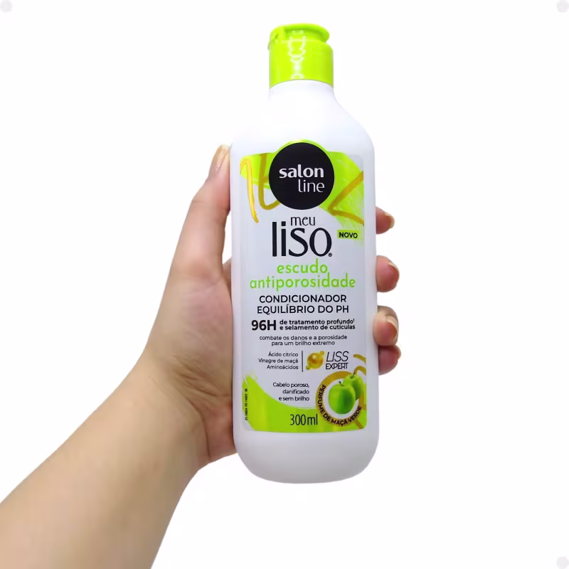 Uma mão exibe o Condicionador Salon Line Meu Liso Escudo Antiporosidade