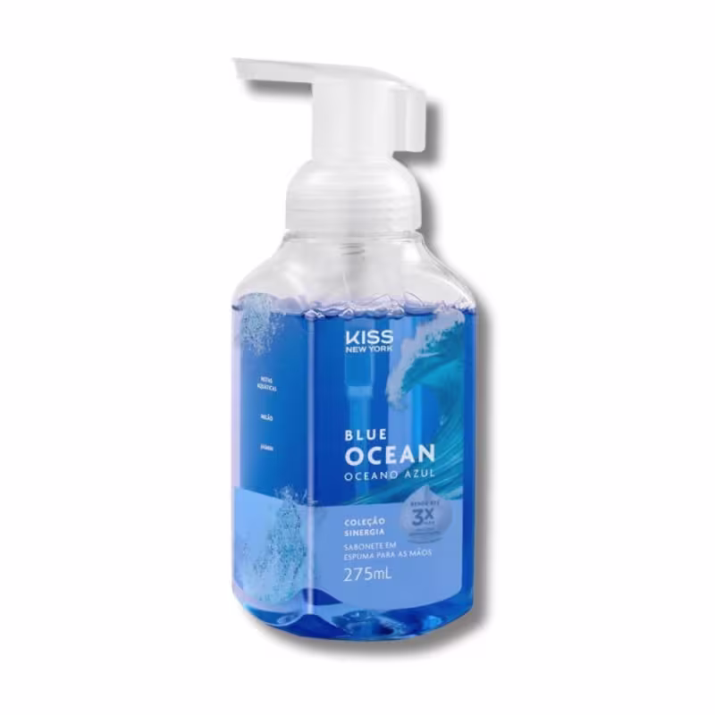 Frasco de sabonete em espuma da linha Blue Ocean da Kiss New York, com 275ml de capacidade. O recipiente é transparente com detalhes em azul, exibindo o nome da marca e a fragrância "Oceano Azul".