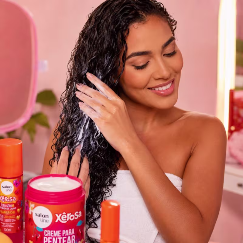 Kit Salon Line Xêrosa Glamour Chic: Shampoo 300ml, Condicionador 200ml, Creme 800g, Gelatina 500g, Óleo Sérum 200ml e Óleo Capilar 60ml + Mimo