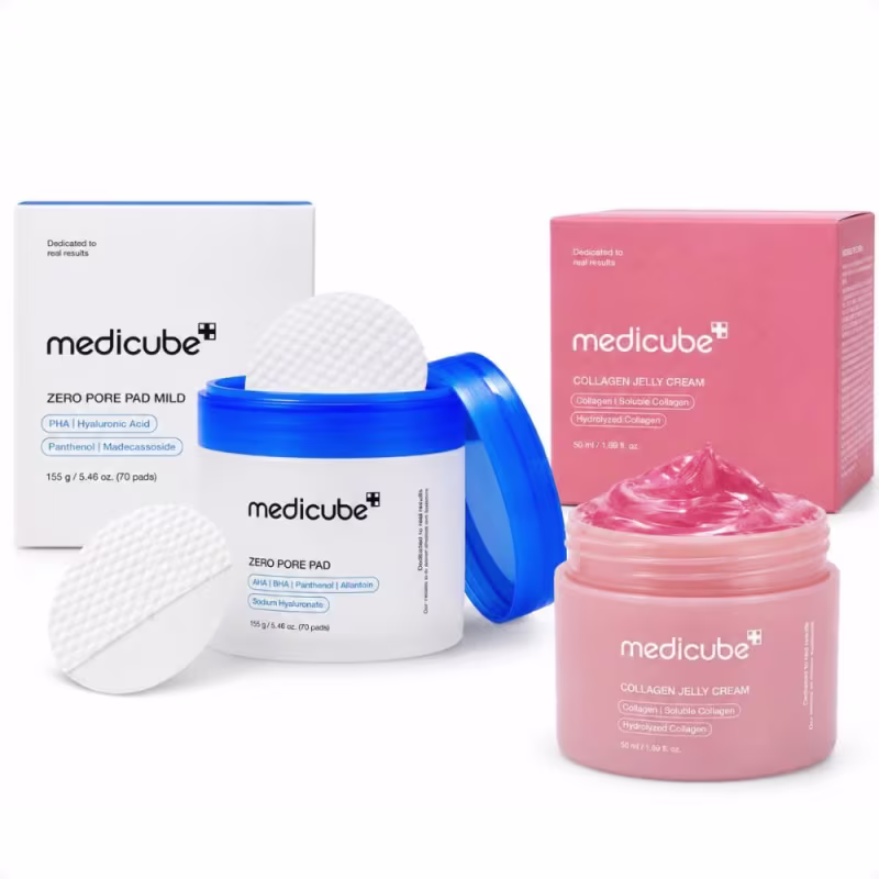 O produto Medicube inclui um conjunto de um pote de creme de gelatina de colágeno rosa e um pote de almofadas de poro zero azul, ambos com embalagens brancas e azuis com o logotipo da marca.