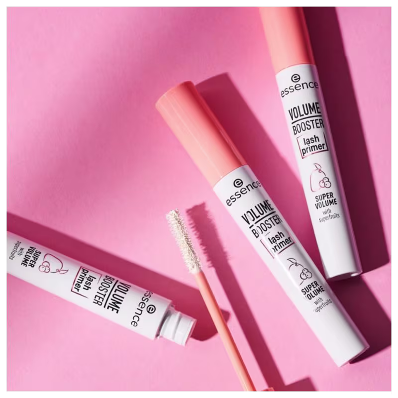 Três embalagens do produtos sobre uma superfície plana na cor rosa.