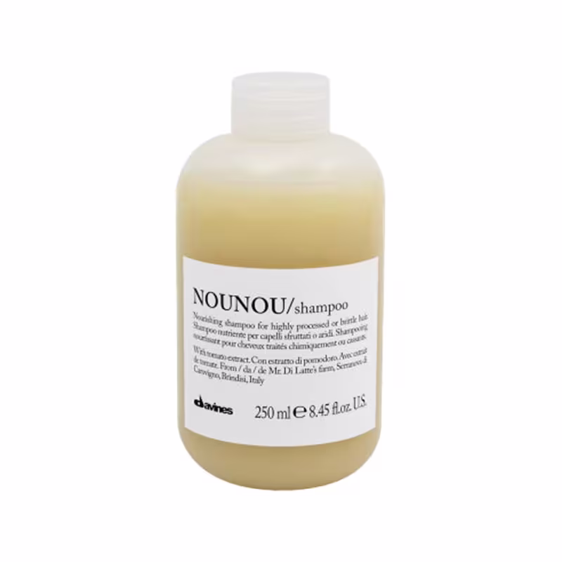 Frasco de shampoo Nounou da marca Davines, com 250 ml de capacidade. O produto apresenta um gradiente de cor do branco ao amarelo, com rótulo branco contendo o nome do produto em destaque.