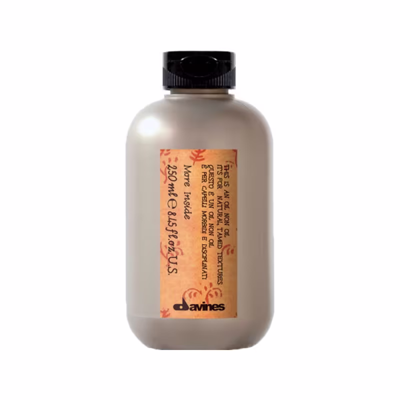 Frasco de produto de beleza Davines com rótulo laranja e branco. Contém informações sobre o produto, como nome e descrição. Embalagem com tampa preta e formato cilíndrico.