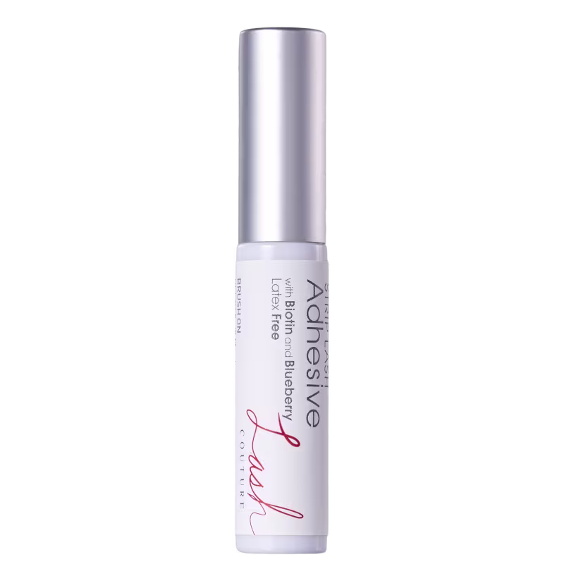 A embalagem mostra uma cola para cílios em embalagem plástica transparente com tampa prateada metálica.