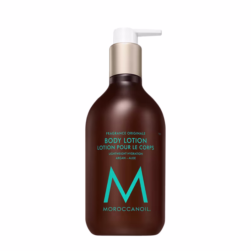 Frasco de loção corporal Moroccanoil com design elegante em tons de marrom e azul. Rótulo indica "Fragrance Originale Body Lotion" com ingredientes de argan e aloe.
