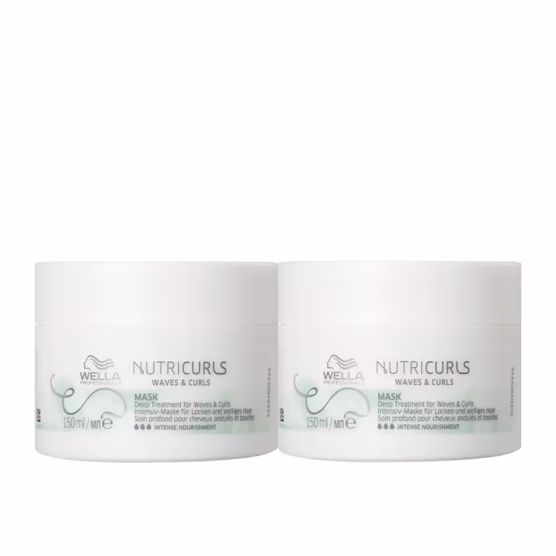 Dois frascos brancos da linha Nutricurls da Wella Professionals, contendo máscara de tratamento intensivo para cabelos ondulados e cacheados. Os frascos possuem rótulos com o nome da linha e a descrição do produto.