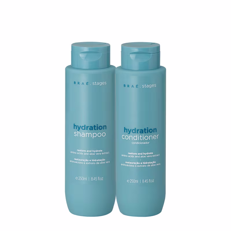 dois frascos da linha Brae Stages. Um frasco é rotulado como "hydration shampoo" (shampoo hidratante) e o outro como "hydration conditioner" (condicionador hidratante). Ambos os frascos têm 250m.
