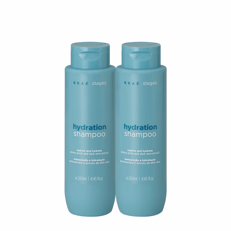 Dois frascos de shampoo Stages Hydration da marca Braé, com embalagem azul clara e rótulos indicando "hydration shampoo" e informações sobre os ingredientes de restauração e hidratação.