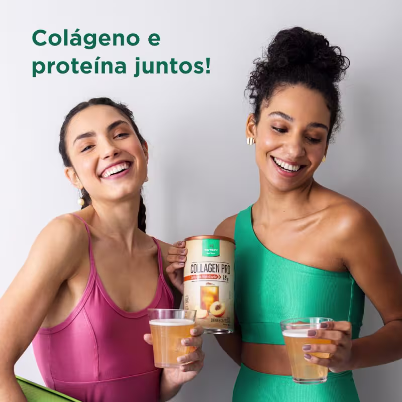 Duas modelos segurando a lata do suplemento e um copo, também com o suplemento.