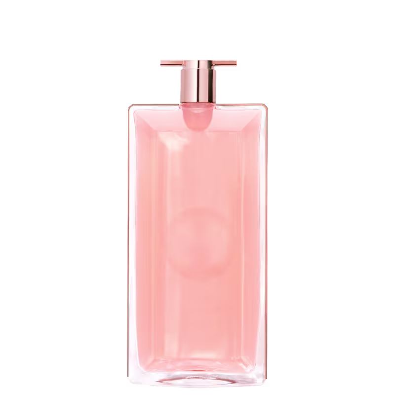 Frasco de perfume Idôle Lancôme de formato retangular, com tampa rosada e corpo transparente contendo um líquido de tonalidade rosa clara. O rótulo apresenta o nome da marca em destaque.