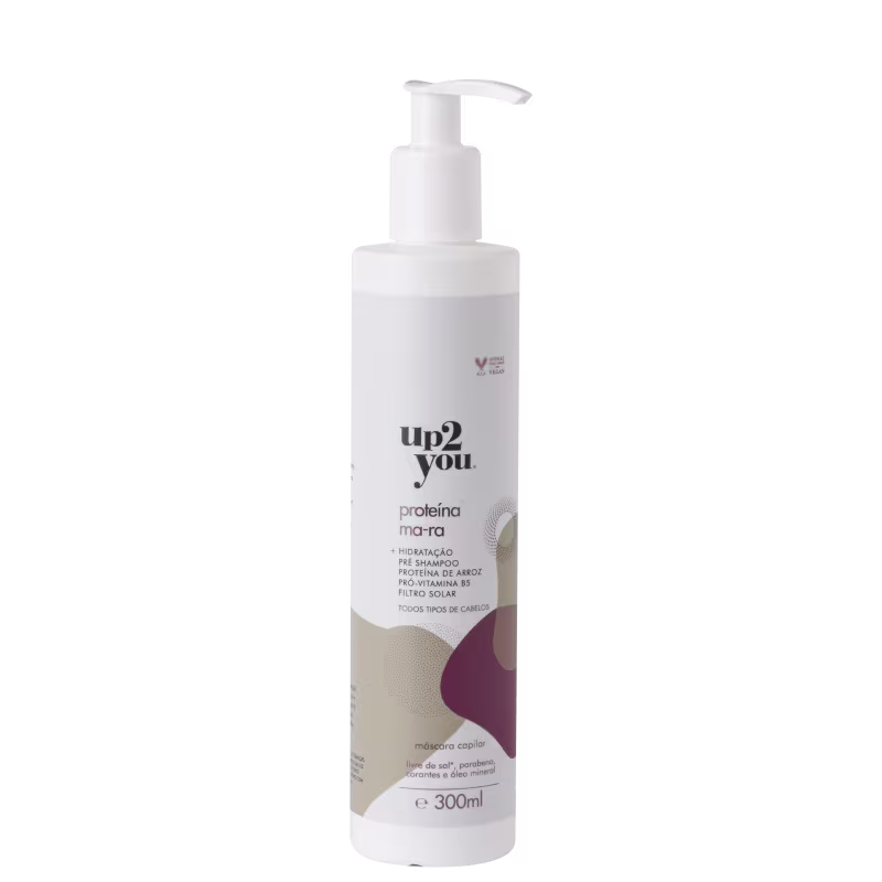 Embalagem plástica branca com bomba dosadora. Rótulo com o nome da marca "Up2You" e o produto "Proteína Ma-ra" em letras pretas. Embalagem de 300ml, com detalhes gráficos em tons de roxo e b