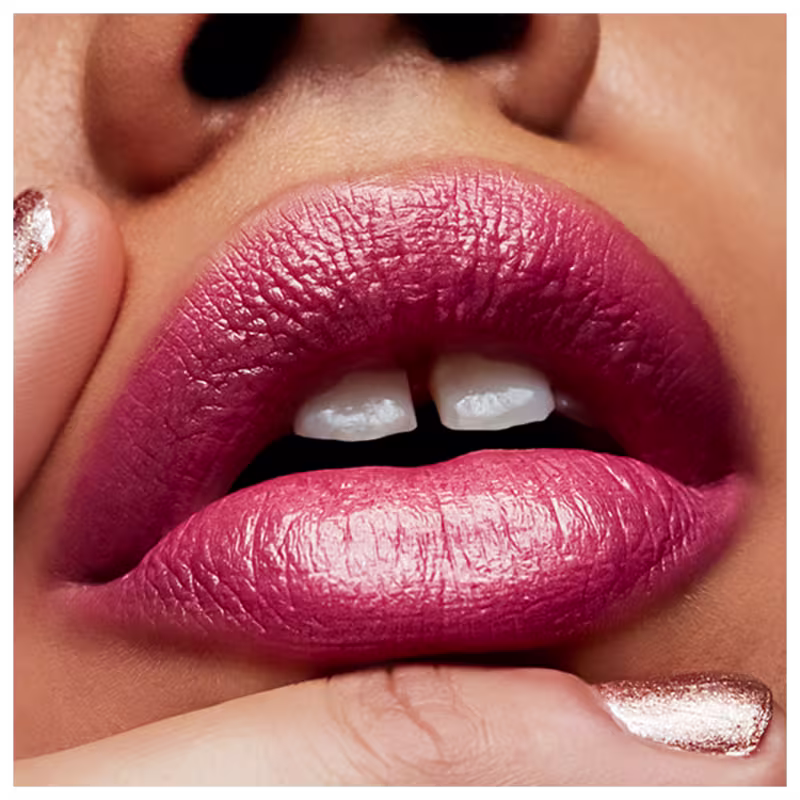 A imagem mostra a boca de uma mulher usando o batom.