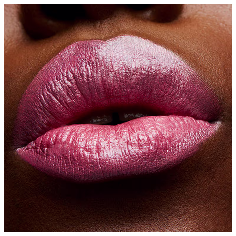 A imagem mostra a boca de uma mulher usando o batom.