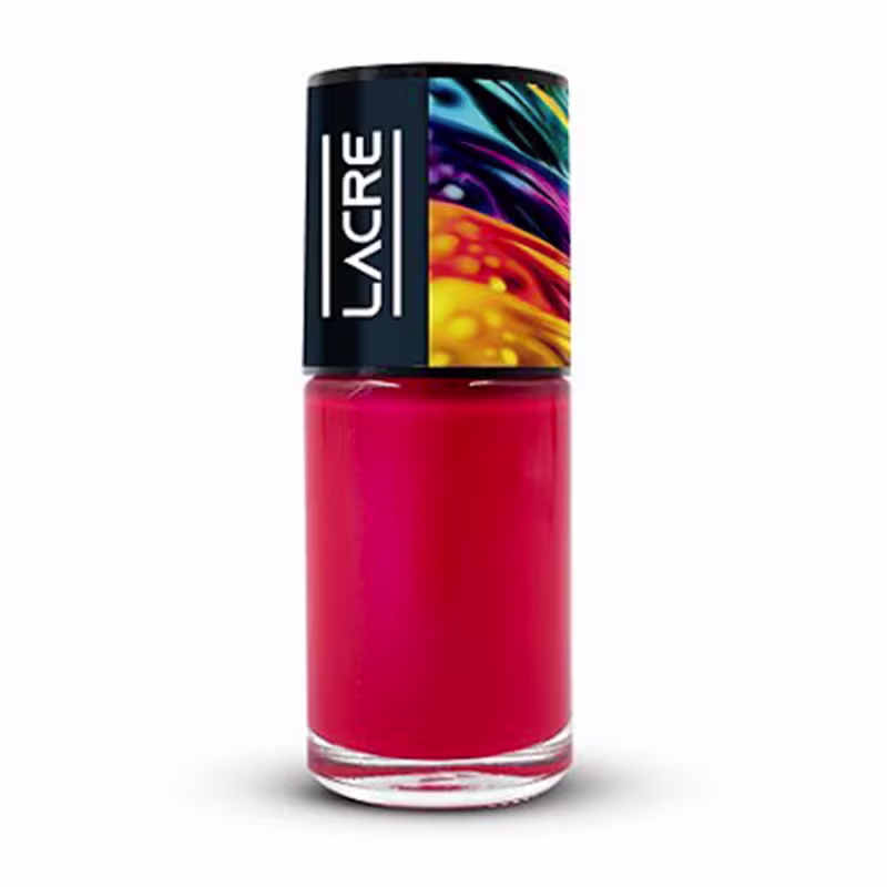 Frasco de esmalte de unhas da marca Lacre Cosméticos, com design moderno e colorido. Embalagem preta com logotipo e a cor predominante é um vermelho vibrante.