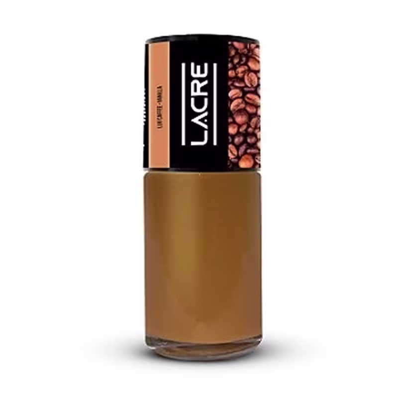 Frasco de esmalte da marca Lacre Cosméticos, com design preto e dourado. O rótulo destaca o nome da marca em letras brancas e apresenta grãos de café torrados, sugerindo uma tonalidade de cor clara.