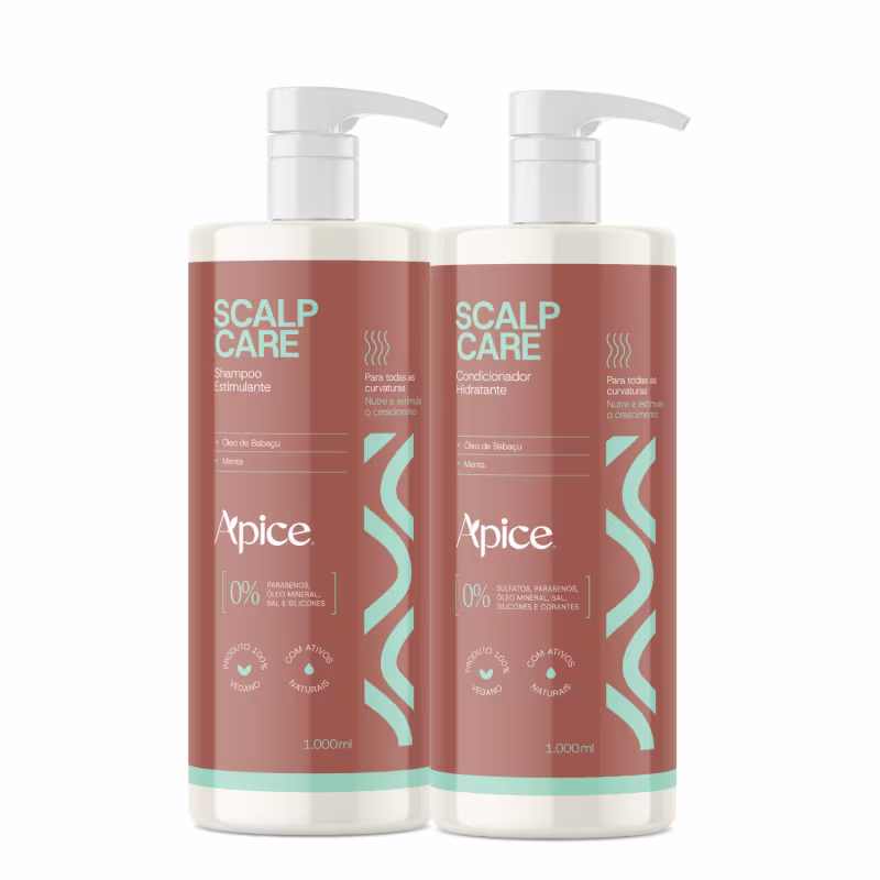 Dois frascos de 1 litro de shampoo e condicionador da linha Scalp Care da Apice Cosméticos, com embalagem branca e detalhes em tons de marrom e azul claro, indicando ingredientes naturais e livre de parabenos, silicones e corantes.