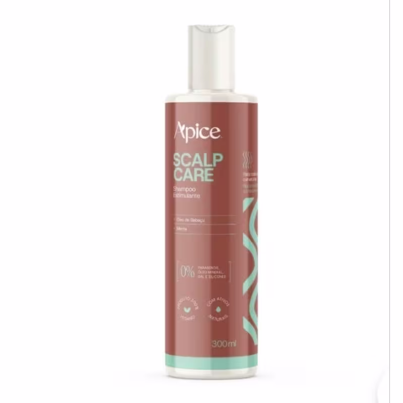 Shampoo da linha Scalp Care da marca Apice Cosméticos. A embalagem é um frasco com um rótulo contendo informações sobre sua função de limpeza e hidratação do couro cabeludo. O frasco possui um dispensador na parte superior e a capacidade de 300ml.