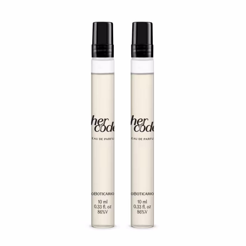Dois frascos de perfume Her Code em embalagens cilíndricas de vidro transparente com tampas pretas. As embalagens apresentam detalhes como "40 ml 0,33 fl oz 86%V" e "oBOTICARIO" na parte inferior.