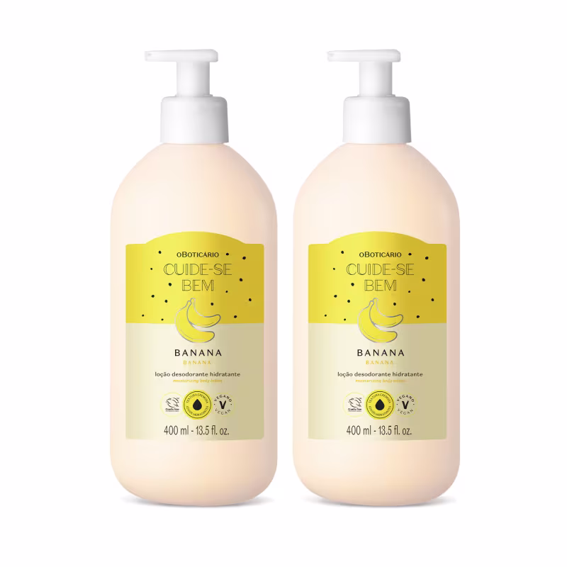 São dois frascos de loção hidratante desodorante com fragrância de banana. Os frascos são de plástico branco opaco com bombas dosadoras na parte superior. As embalagens têm rótulos amarelos com uma ilustração estilizada de banana.