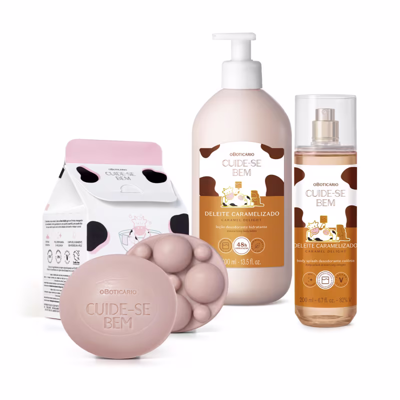 Um frasco de loção desodorante, um frasco de body splash, uma caixa de sabonete em barra e um recipiente de creme. As embalagens apresentam cores claras e rótulos com o nome da marca "Cuide-se Bem" e informações sobre os produtos.
