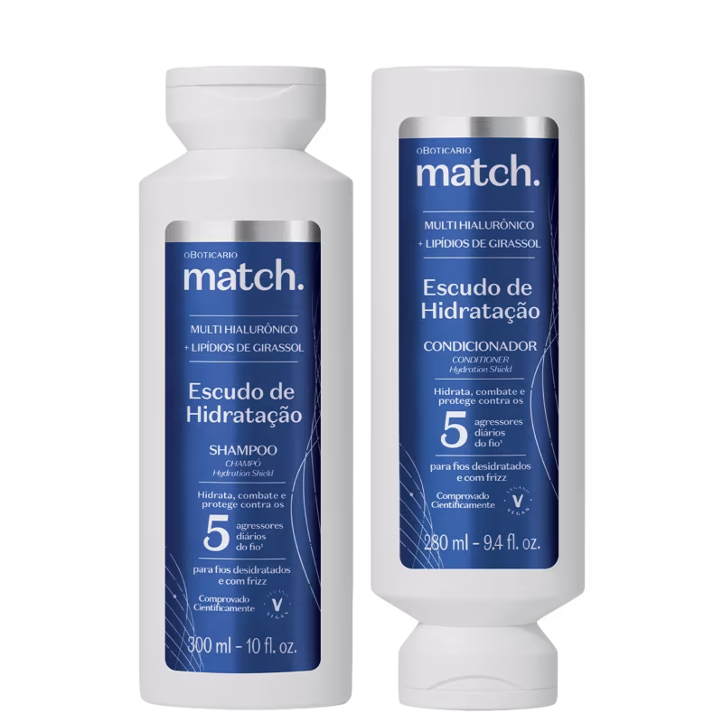 Dois frascos brancos da linha Match, um contendo shampoo e outro condicionador, com rótulos azuis destacando os ingredientes e benefícios do produto, como multi hialurônico e lípidos de girassol.